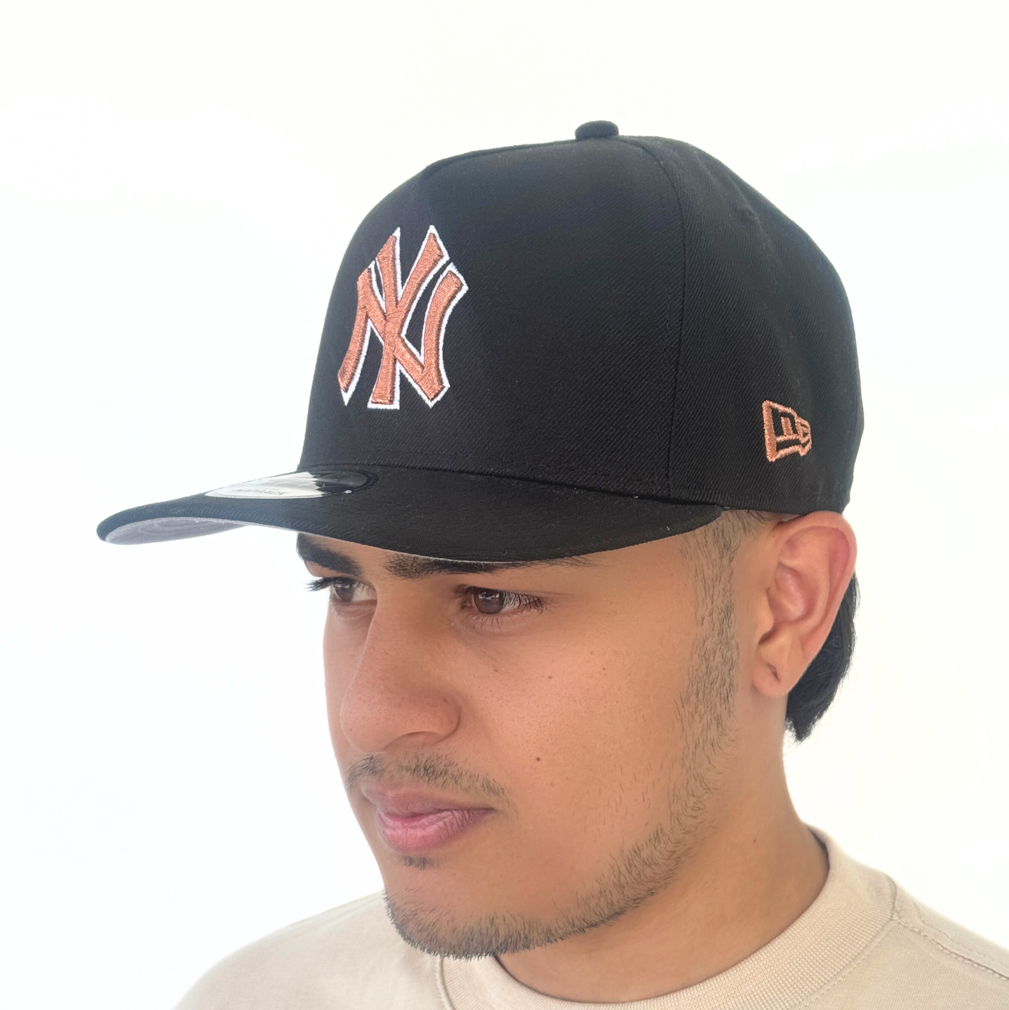 Gorra negra New Era New York palo de rosa